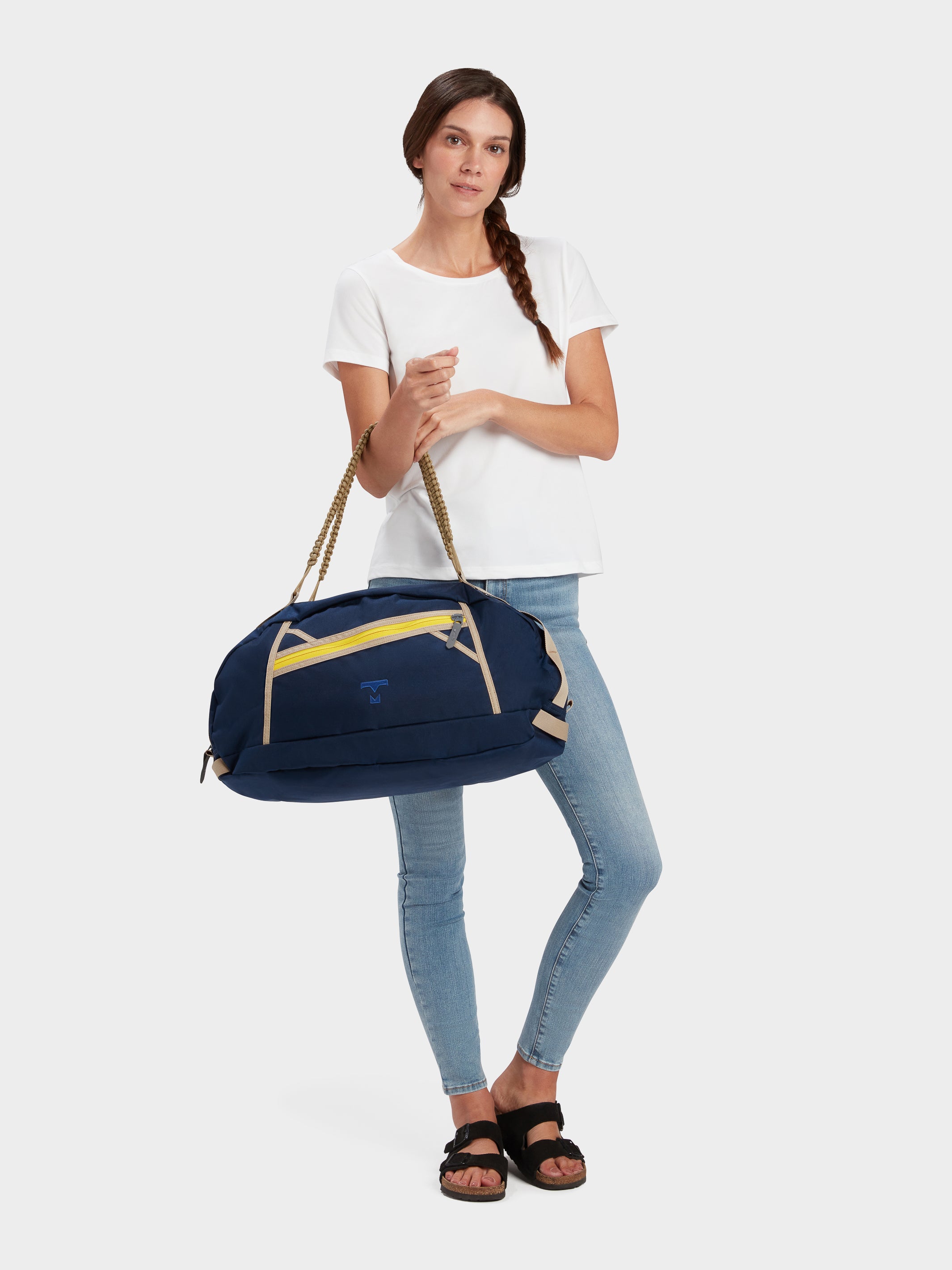 MILTHREAD Grit Duffel 25L travel bag in midnight on model