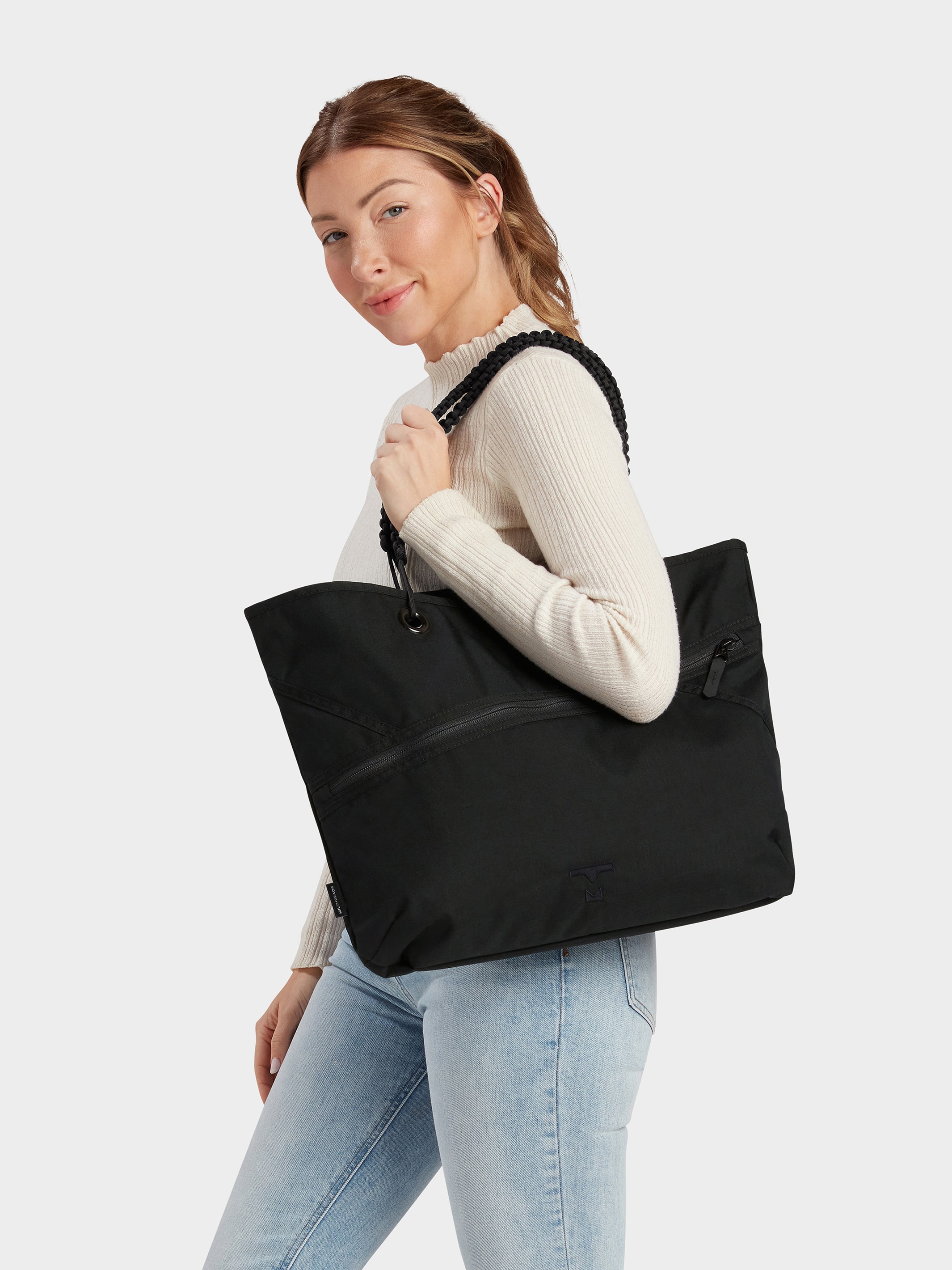 MILTHREAD Zing tote 13L in Black on model