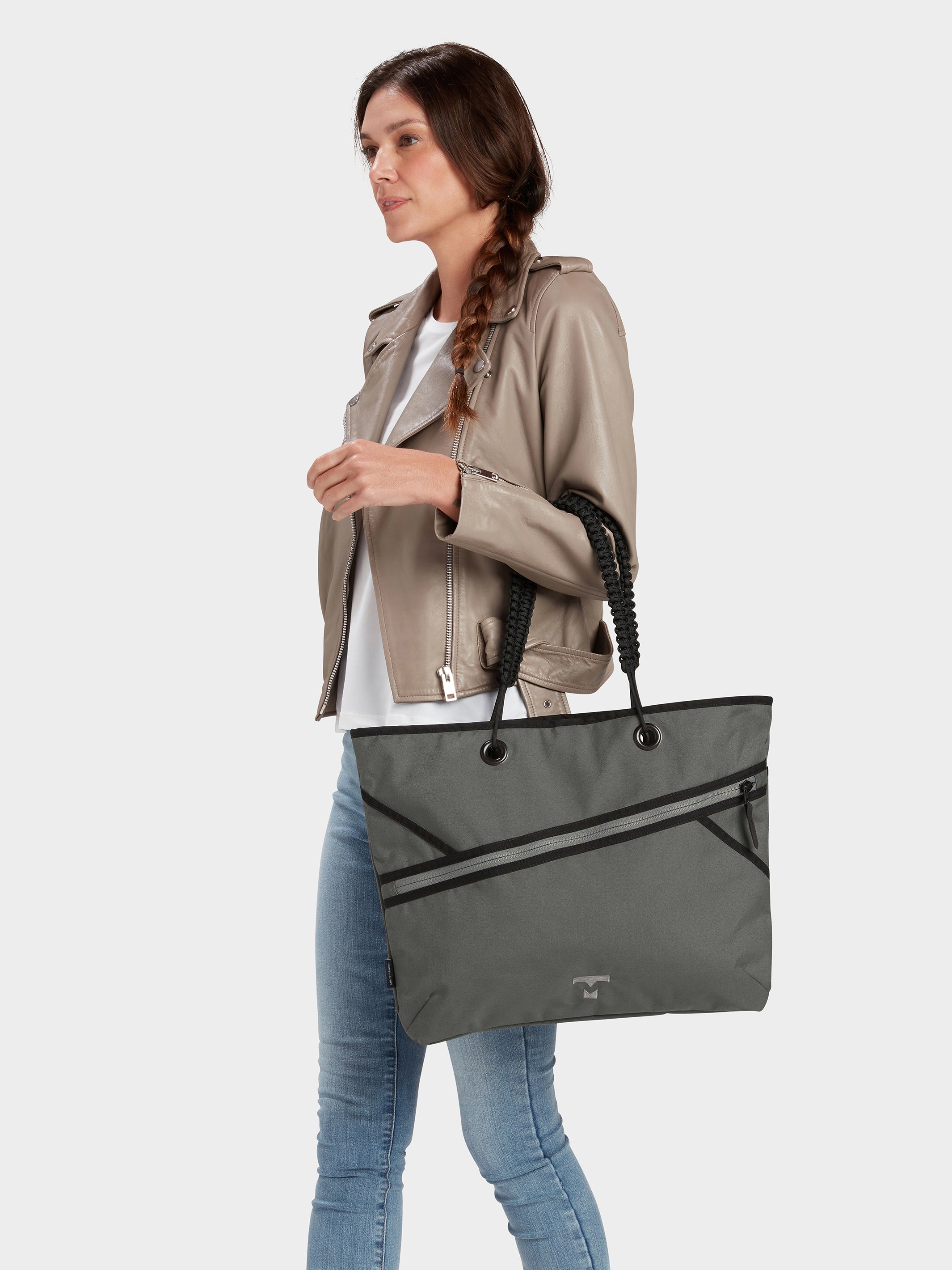 MILTHREAD Zing tote 13L in Foliage on model