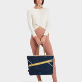 MILTHREAD Zing tote 13L in Midnight on model