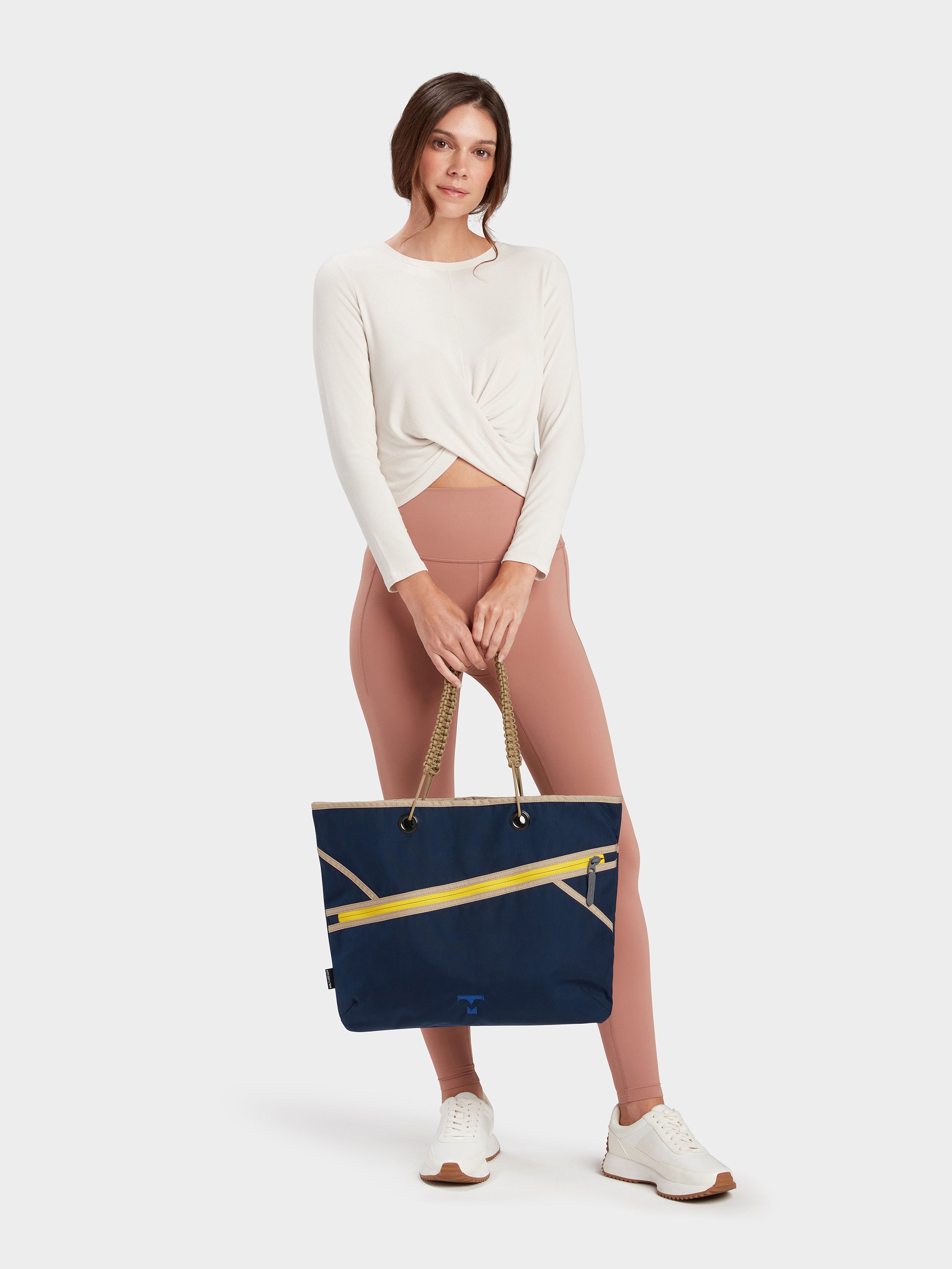 MILTHREAD Zing tote 13L in Midnight on model