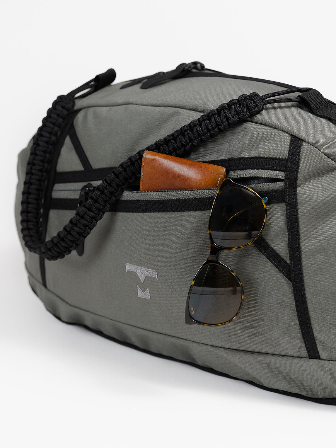 MILTHREAD Grit duffel 25L travel bag features large zippered pocket
