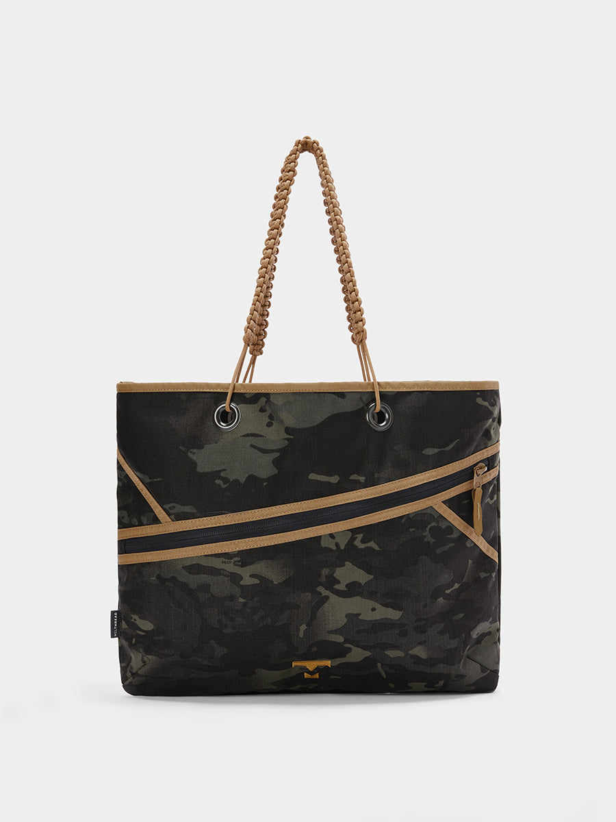 Zing tote in multicam black tabletop in front view